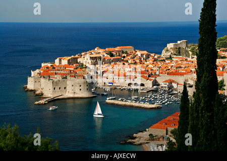 Fernsehreihe Dubrovnik Altstadt von Dubrovnik Mit Segelyacht | Kroatien Altstadt von Dubrovnik mit Segelyacht Stockfoto