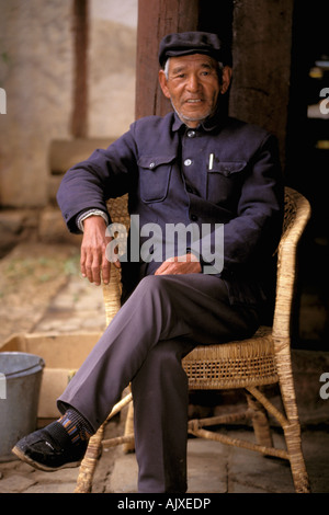 Asien, China, Yunnan Provinz, Lijiang, Baisha Dorf, Dabaoji Halle. Naxi Minderheit Gentleman Posen Stockfoto