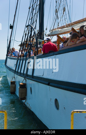 Passagiere säumen das Deck als das Empire-Sandy Bronte Hafen Ontario verlässt Stockfoto