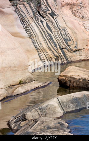 Mineralische eindringen und verwitterter Granit Fox Island Ufer in Desjardins Bay, Georgian Bay, Killarney, Ontario, Kanada Stockfoto