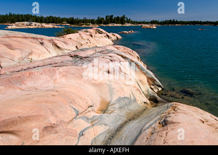 Mineralische eindringen und verwitterter Granit Fox Island Ufer in Desjardins Bay, Georgian Bay, Killarney, Ontario, Kanada Stockfoto