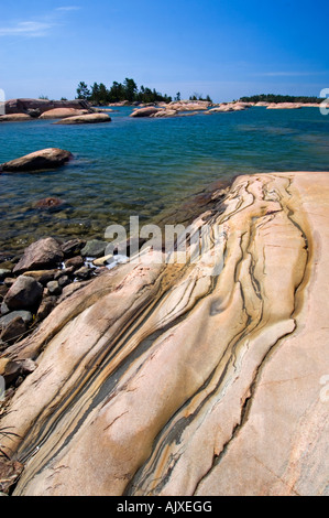 Mineralische eindringen und verwitterter Granit Fox Island Ufer in Desjardins Bay, Georgian Bay, Killarney, Ontario, Kanada Stockfoto