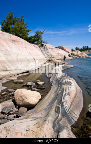 Mineralische eindringen und verwitterter Granit Fox Island Ufer in Desjardins Bay, Georgian Bay, Killarney, Ontario, Kanada Stockfoto