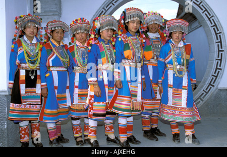 Asien, China, Yunnan Provinz, Baoshan Region. Lisu Frauen in traditioneller Kleidung, Tengchong festival Stockfoto