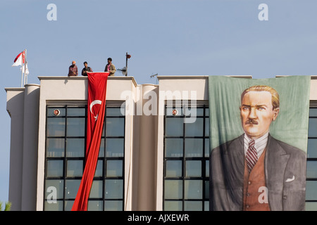 Männer, die Montage einer großen Inductive Atatürk Porträt auf öffentliche Gebäude in der Türkei Stockfoto