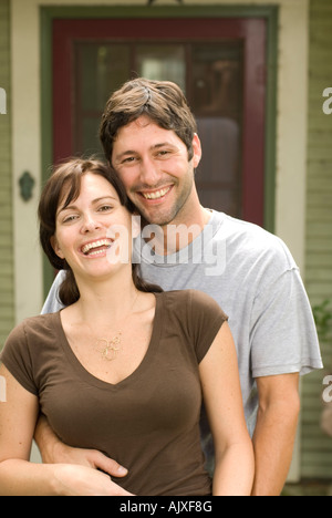 glückliches junges Paar im Haus Stockfoto