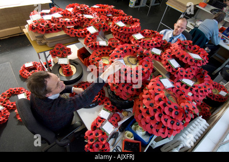 Arbeitnehmer bei der Royal British Legion Mohn Fabrik in Richmond, Surrey Stockfoto