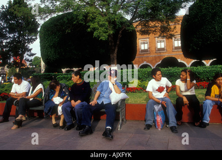 Mexikanische Volk zusammen erhalten, Sitzen in öffentlichen Park Jardin zenea, Zenea Garden, Santiago de Querétaro, Queretaro, Queretaro, Mexiko Stockfoto