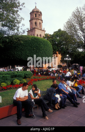 Mexikanische Volk zusammen erhalten, Sitzen in öffentlichen Park Jardin Zenea, Zenea Garden, Santiago de Querétaro, Queretaro, Queretaro, Mexiko Stockfoto