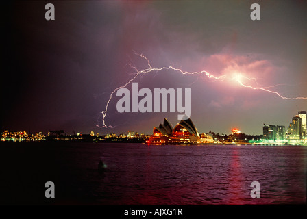 Blitze über Sydney Opera House. Australien. Stockfoto