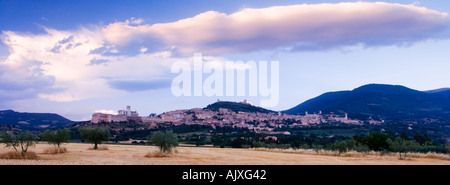 Italien Umbrien Assisi angesehen bei Sonnenuntergang Stockfoto