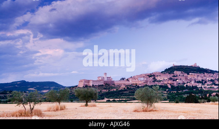 Italien Umbrien Assisi Blick bei Sonnenuntergang Stockfoto