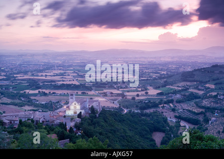 Italien-Umbrien-Blick auf Assisi bei Sonnenuntergang Stockfoto