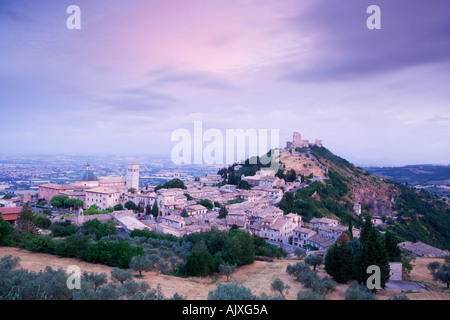 Italien-Umbrien-Blick auf Assisi im Morgengrauen Stockfoto