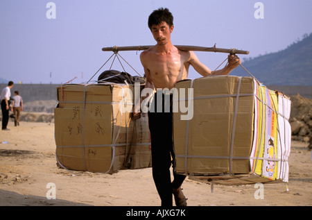 Asien, China, Fuling. Strichmännchen Gepäck oben aus dem dock Stockfoto