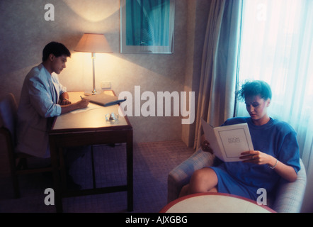 Australien. NT. Darwin. Junges Paar, das im Hotelzimmer sitzt. Stockfoto