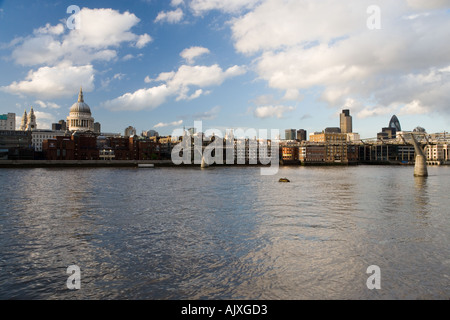 UK-London-St Pauls Cathedral und Bankenviertel über Themse gesehen Stockfoto