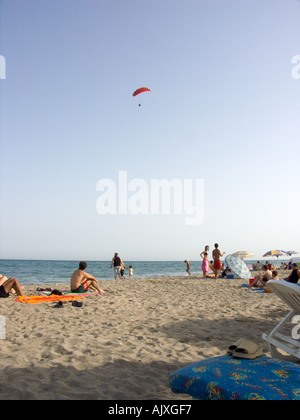 Angetriebenes Paraglider, Parapente, fliegt über Carvajal Strand, Costa Del Sol, Spanien, Stockfoto