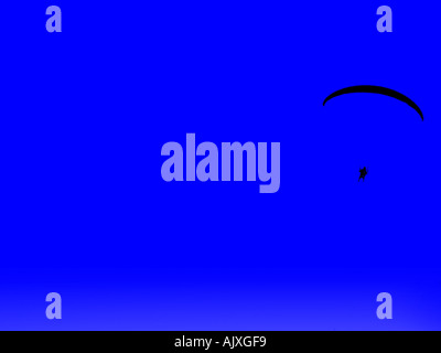 Angetriebene Gleitschirm Parapente Parasailing im Mittelmeer Spanien Carvajal Strand Fuengirola Spanien Parasailing Mittelmeer Stockfoto