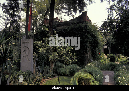 Leo Trotzkis Grab im Garten der Leo Trotzki Schlauch Museum in Coyoacan, Mexiko Stadt Stockfoto