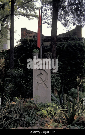 Leo Trotzkis Grab im Garten der Leo Trotzki Schlauch Museum in Coyoacan, Mexiko Stadt Stockfoto