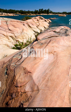 Mineralische eindringen und verwitterter Granit Fox Island Ufer in Desjardins Bay, Georgian Bay, Killarney, Ontario, Kanada Stockfoto