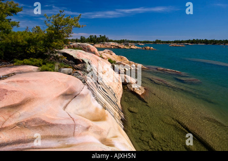 Mineralische eindringen und verwitterter Granit Fox Island Ufer in Desjardins Bay, Georgian Bay, Killarney, Ontario, Kanada Stockfoto