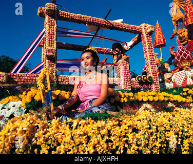 Thailand. Bangkok. Silom Road Festival Parade. Schöne Thai Frau sitzen inmitten von Blumen auf Karneval Schwimmer, Stockfoto