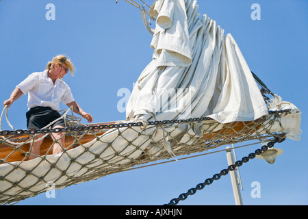 Ein Matrose hilft die Emire Sandy auf Start Brointe Harbour Ontario Kanada vorbereiten Stockfoto