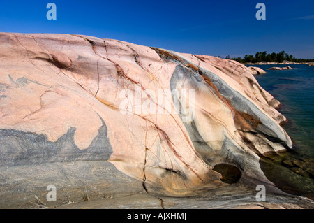 Mineralische eindringen und verwitterter Granit Fox Island Ufer in Desjardins Bay, Georgian Bay, Killarney, Ontario, Kanada Stockfoto