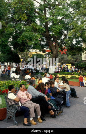 Mexikanische Volk zusammen erhalten, Sitzen in öffentlichen Park Jardin Zenea, Zenea Garden, Santiago de Querétaro, Queretaro, Queretaro, Mexiko Stockfoto