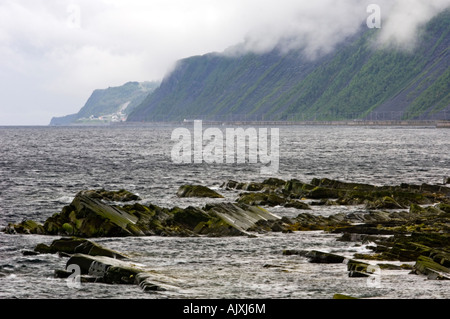 Nebel-eingehüllte Berge entlang der Küste von St.-Lorenz-Golf, Gros Morne, QC-Quebec, Kanada Stockfoto