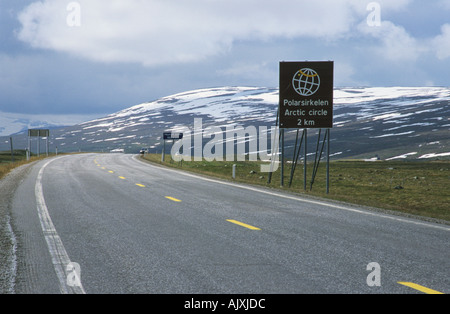 Polarkreis-Schild am Polarkreis-Zentrum an der Autobahn E6-Norwegen Stockfoto
