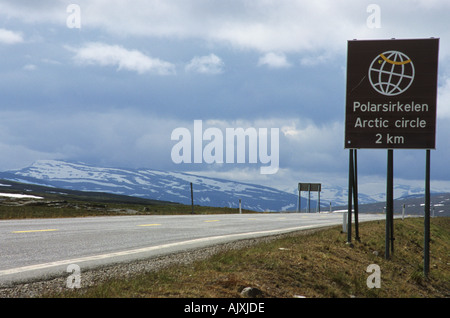 Polarkreis-Schild am Polarkreis-Zentrum an der Autobahn E6-Norwegen Stockfoto