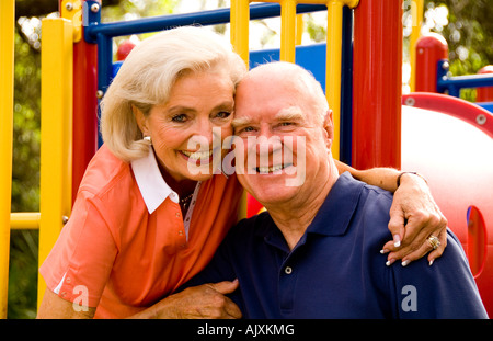 Pensionierte älteres Paar in Liebe in Spielplatz im freien Stockfoto