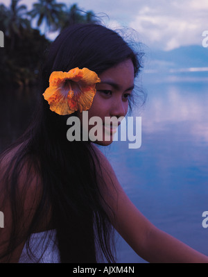 Französisch Polynesien. Gesellschaft Inseln. Tahiti. Outdoor Portrait von schönen Polynesischen Frau. Stockfoto