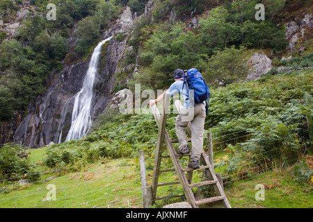 Walker Klettern Stil auf North Wales Weg durch Aber Stürze oder Rhaeadr Fawr im Snowdonia National Park Abergwyngregyn North Wales UK Stockfoto