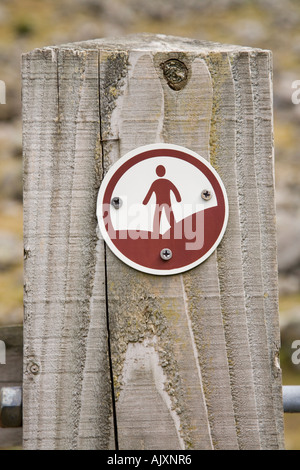 Braune und weiße Open-Access-Schild an Holzpfosten in Snowdonia National Park Wales UK Großbritannien Stockfoto