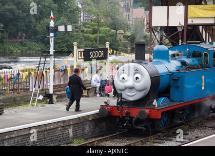 Dampfzug Thomas the Tank Engine in Llangollen Steam Railway Station mit Fat Controller auf Plattform Denbighshire Nord-Wales Stockfoto