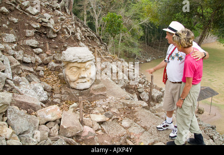 Touristen-paar Blick auf alte Maske Ruinen am berühmten Maya-Tempel von Copan Honduras in Mittelamerika Stockfoto