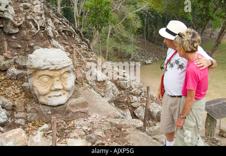 Touristen-paar Blick auf alte Maske Ruinen am berühmten Maya-Tempel von Copan Honduras in Mittelamerika Stockfoto