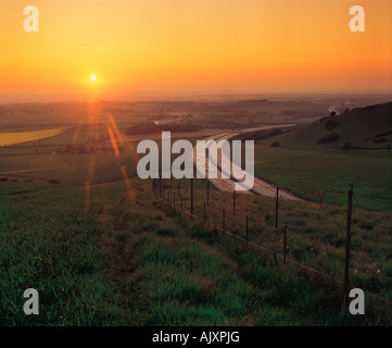 Travel, United Kingdom, England, Buckinghamshire, Sunset over Stokenchurch and motorway, Stockfoto