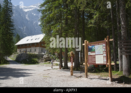 Berghütte "Aljazev Dom" im Vrata Tal mit Berg Triglav im Triglav "Nationalpark"Julischen Alpen"Mojstrana Slowenien Stockfoto