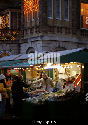 Der Marktplatz in Kingston upon Thames bei Nacht Stockfoto