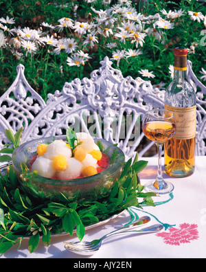 Immer noch leben. Essen. Garten im Freien. Dessert Wein und Obst, Sorbet auf Tisch. Stockfoto