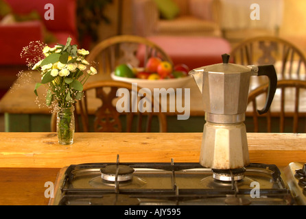 EINE KAFFEEKANNE AUF DER SPITZE EINES GAS-HERD Stockfoto