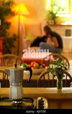 EINE KAFFEEKANNE AUF DER SPITZE EINES GAS-HERD Stockfoto