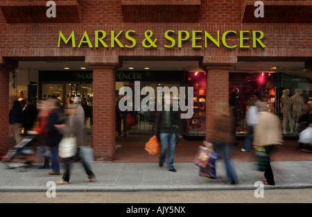 Menschen Wlaking vorbei an der Front des Marks & Spencer Stores in Exeter, Devon. Stockfoto