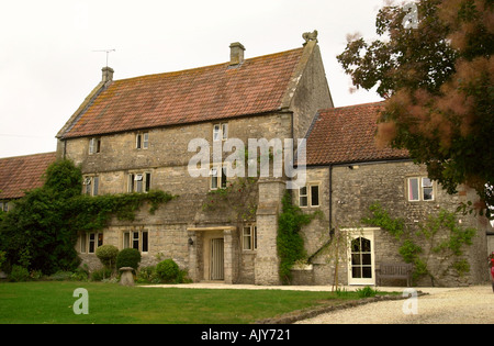 SALTFORD MANOR IN DER NÄHE VON BATH UK, DIE DAS LEBEN ÄLTESTE BEWOHNTE LANDHAUS IN ENGLAND WETTBEWERB AUG 2003 GEWONNEN HAT Stockfoto