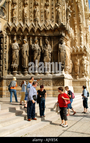 Kathedrale Notre-Dame in Reims Frankreich Touristen an der Westfassade Stockfoto